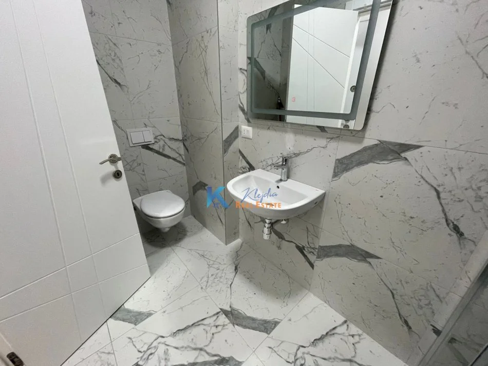 Tirane, jap me qera apartament 1+1 Kati 10, 60 m² 550 € (Kompleksi Arlis, Farmacia 10)