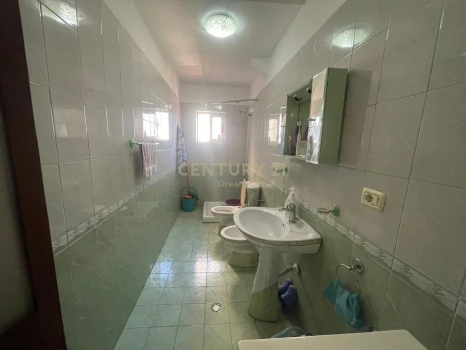 Tirane, shitet apartament 3+1+Ballkon Kati 5, 80 m² 110.000 € (Adresa: Rruga Bardhyl)