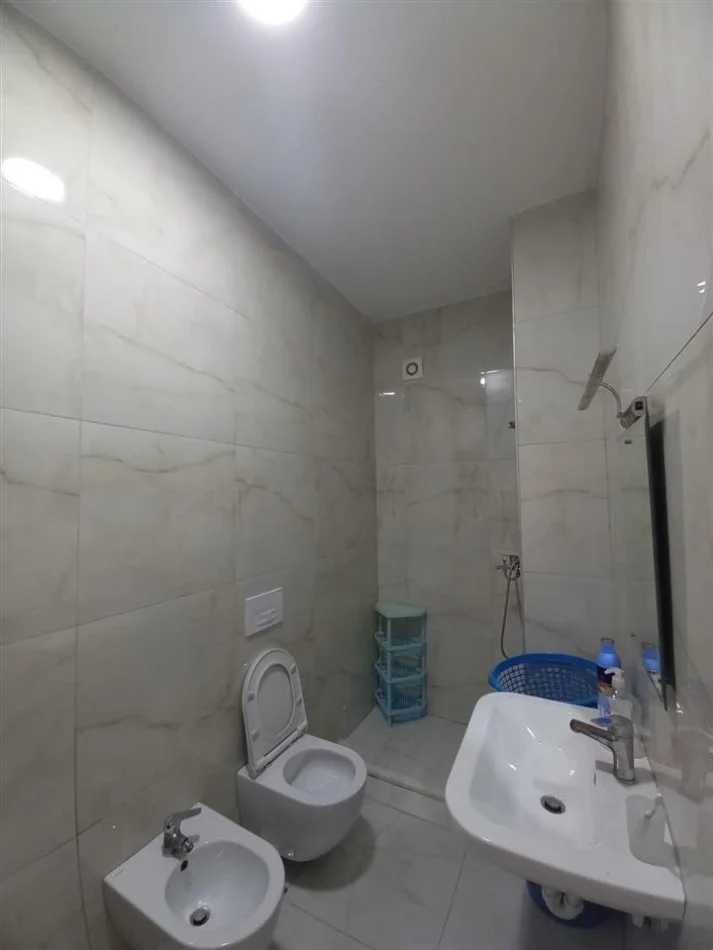 Tirane, jepet me qera apartament 2+1+Ballkon Kati 5, 90 m² 500 € (Ali Demi)