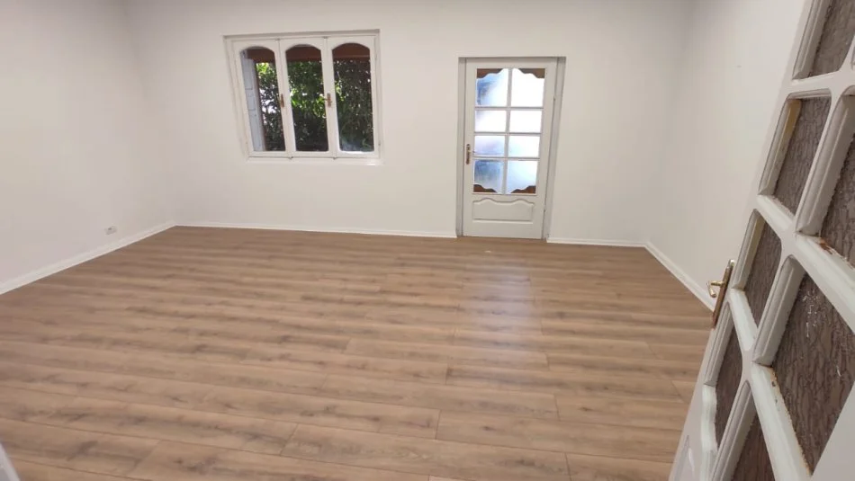 Tirane, jepet me qera Vile 3 Katshe Kati 1, 300 m² 1.500 € (Xhamllik, Rruga Arkitekt Sinani)