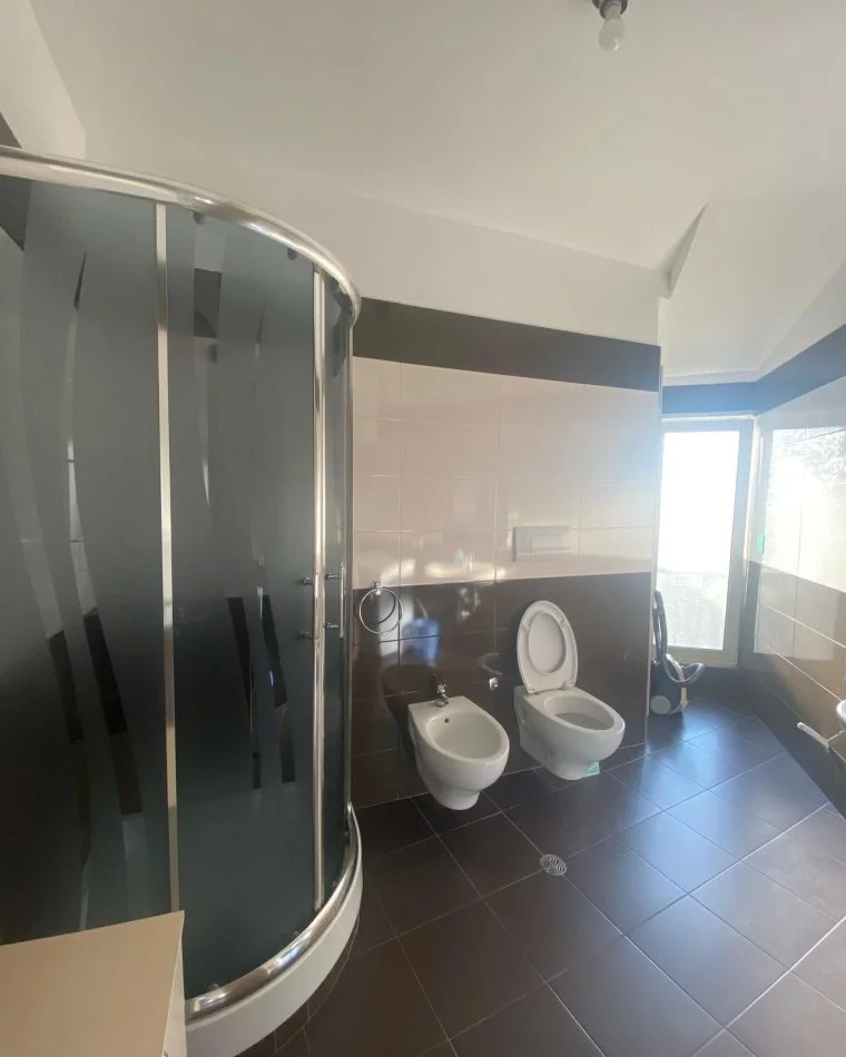 Tirane, jepet me qera apartament 2+1+Ballkon Kati 6, 140 m² 750 € (Liqeni, Rruga Peti)