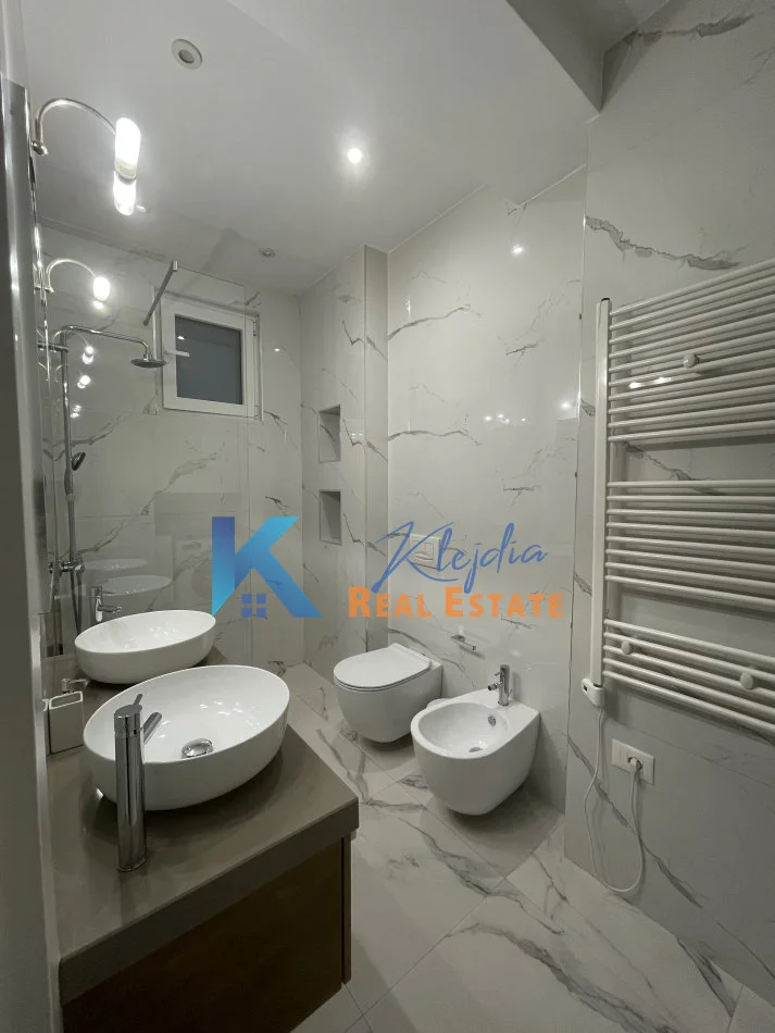 Tirane, jap me qera apartament 2+1+Ballkon Kati 2, 83 m² 750 € (Brryli)
