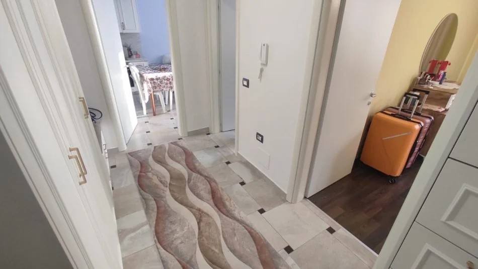 Tirane, jepet me qera apartament 1+1 Kati 5, 70 m² 500 € (Porcelan, prane UET)