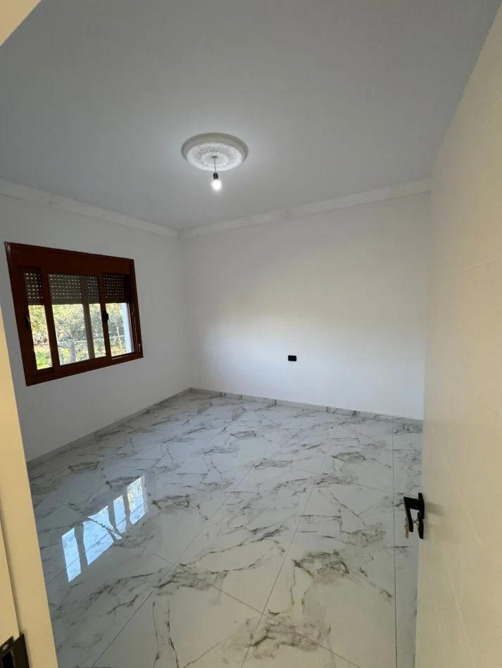 Vlore, shitet shtepi 2+1 Kati 0, 142 m² 200.000 € (ne hyrje te Vlores, transballkanike, afer karburant Kastrati) RV47451