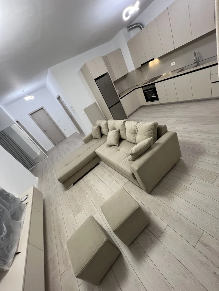 Tirane, jepet me qera apartament 2+1 Kati 9, 200 m² 650 € (ISH FUSHA E AVIACIONIT)