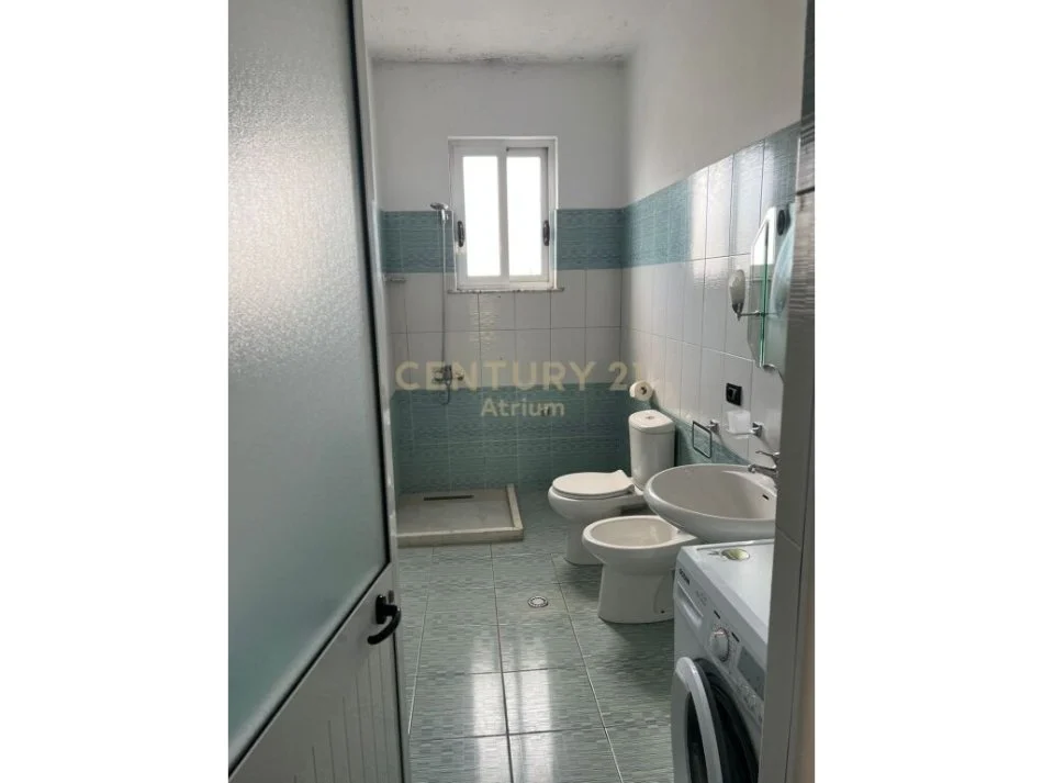 Tirane, jepet me qera apartament 1+1 Kati 4, 115 m² 500 € (APARTAMENT 1+1+ POST PARKIMI TEK RRUGA 5 MAJI)