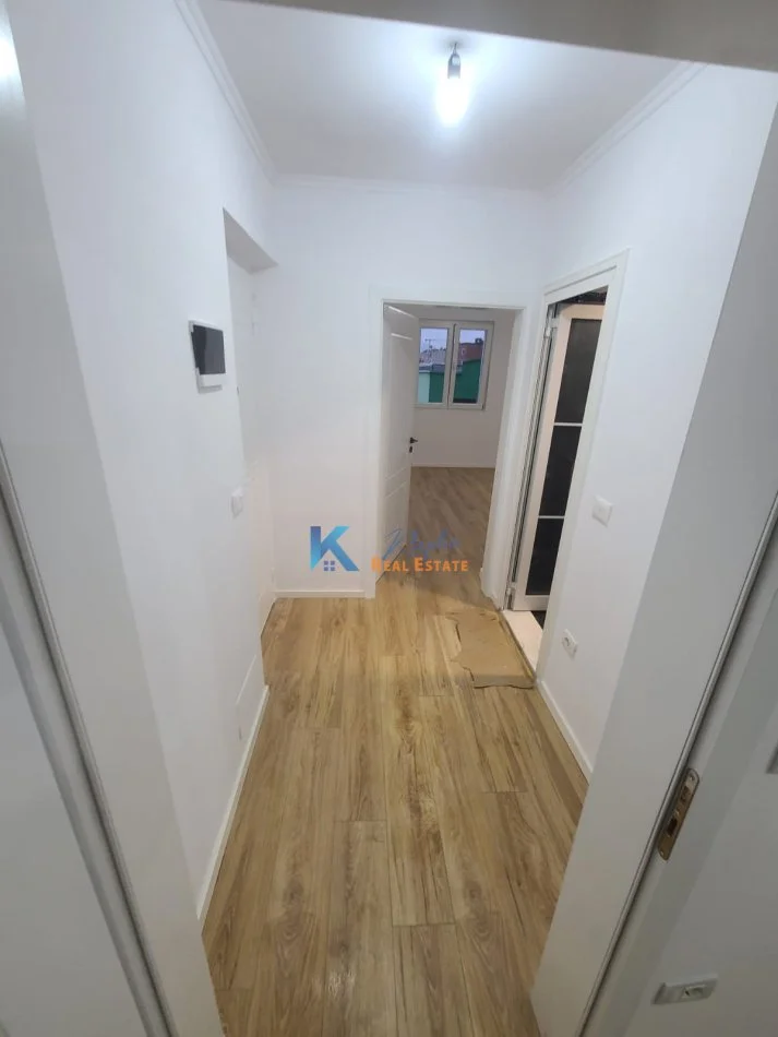 Tirane, shes apartament 1+1+Ballkon Kati 4, 55 m² 120.000 € (afer shkolles se kuqe)