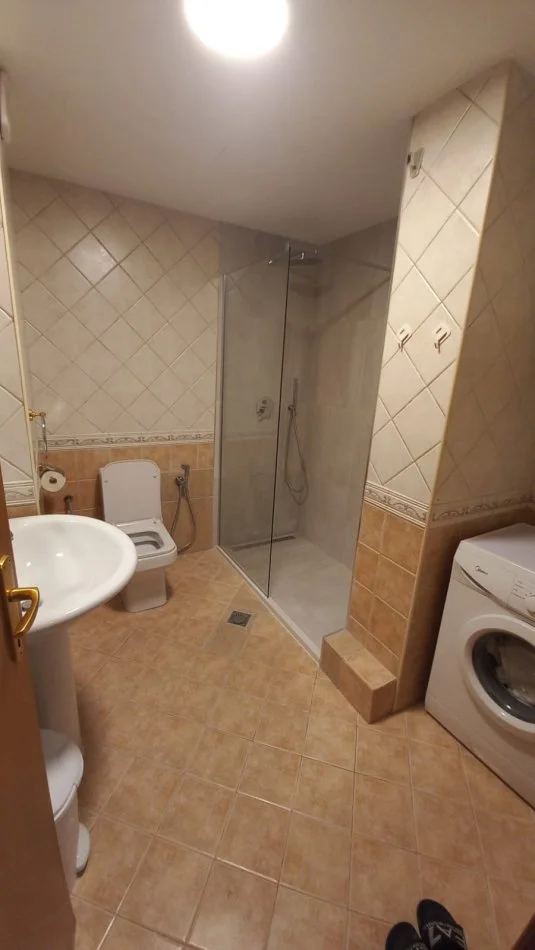 Tirane, jepet me qera apartament 1+1+Ballkon Kati 8, 76 m² (Rruga Perlat Rexhepi)