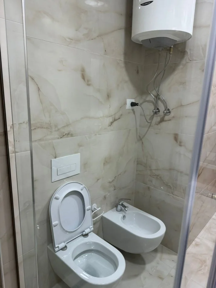 Tirane, jepet me qera apartament 2+1+2+ Ballkon Kati 3, 132 m² 1.000 € (Prane Xhamise, Selite e Vjeter)