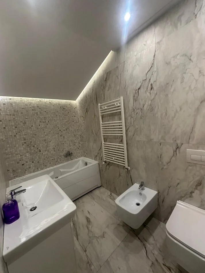 Tirane, jepet me qera apartament+verande | Penthouse 3+1 Kati 3, 200 m² 1.500 € (TEG)