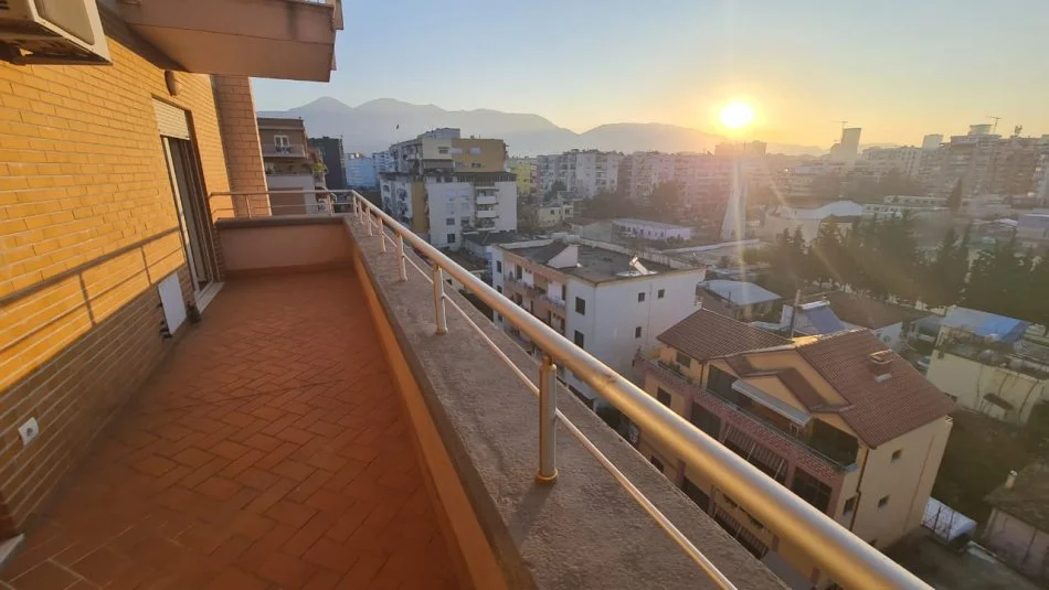 Tirane, jepet me qera per Zyre super Apartament 4+1, Kati 6 ne pallat te ri me ashensor, 178 m², 800 € (Don Bosko)