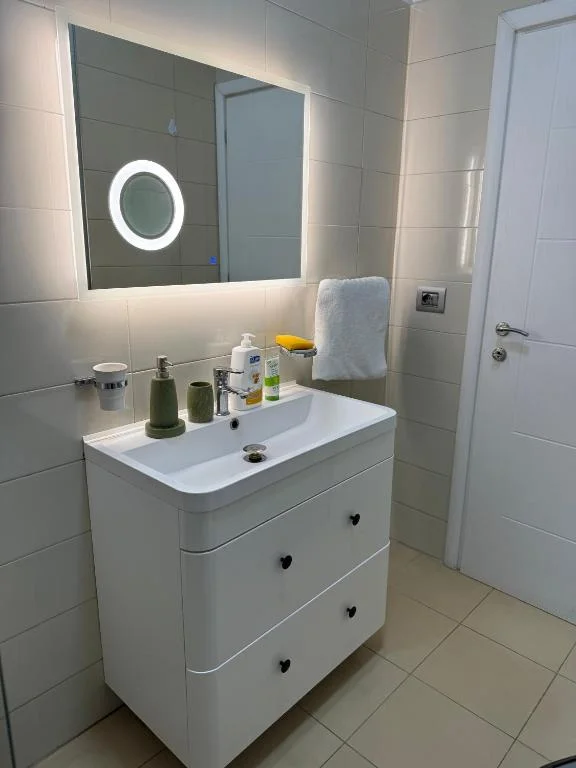 Tirane, jap me qera apartament 2+1 Kati 2, 65 m² 650 € (2+1 per qira te Stacioni i Trenit, afer Intermedica)