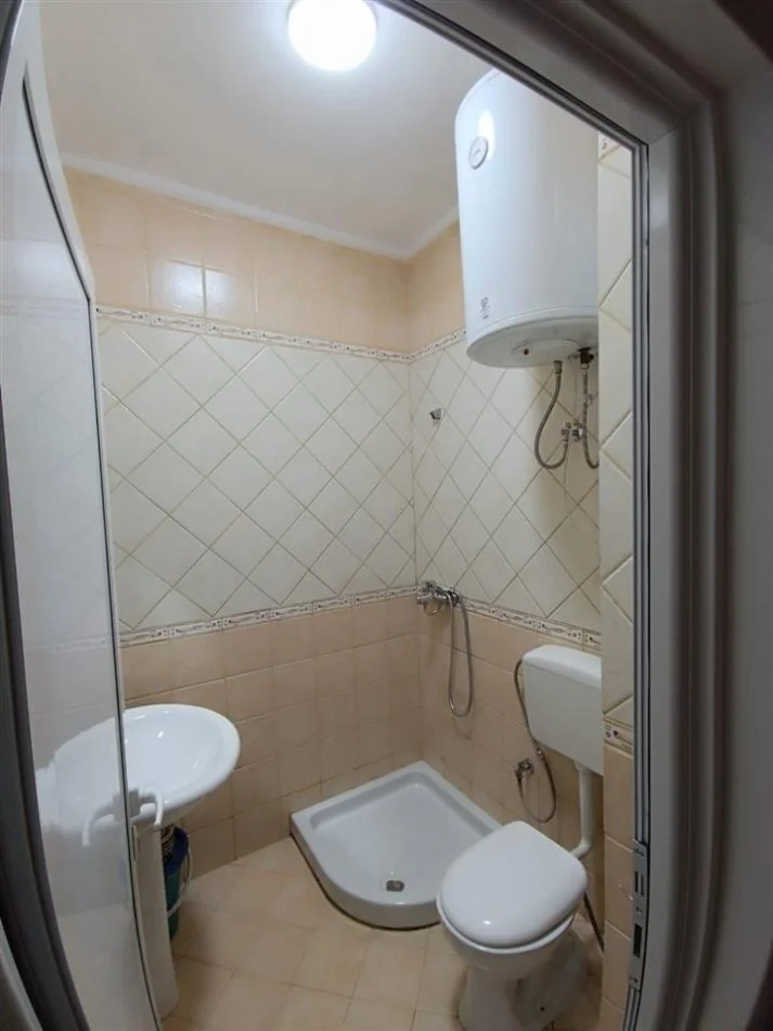 Tirane, jap me qera apartament 1+1+Ballkon Kati 2, 50 m² 500 € (Liqeni i Thate, Rruga Peti, afer Hotel Sokrati)