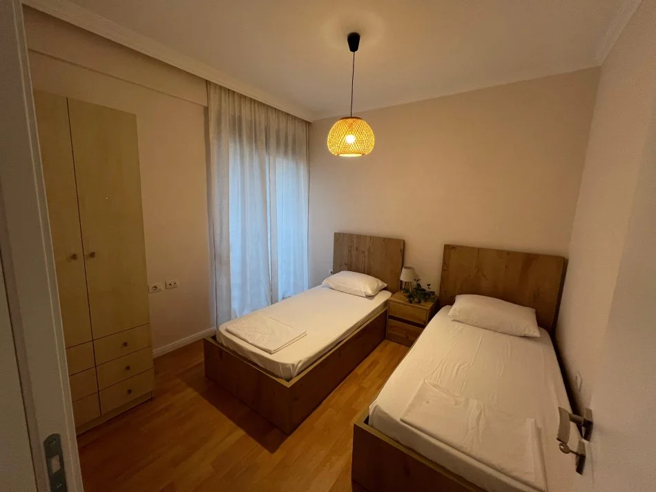 Tirane, jap me qera apartament 2+1+Ballkon Kati 4, 80 m² 800 € (Rruga Hoxha Tahsim, afer Optika Roma)