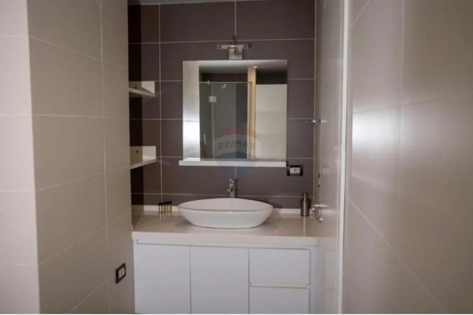 Tirane, jepet me qera apartament 2+1 Kati 4, 122 m² 1.500 € (Kompleksi Nobis)