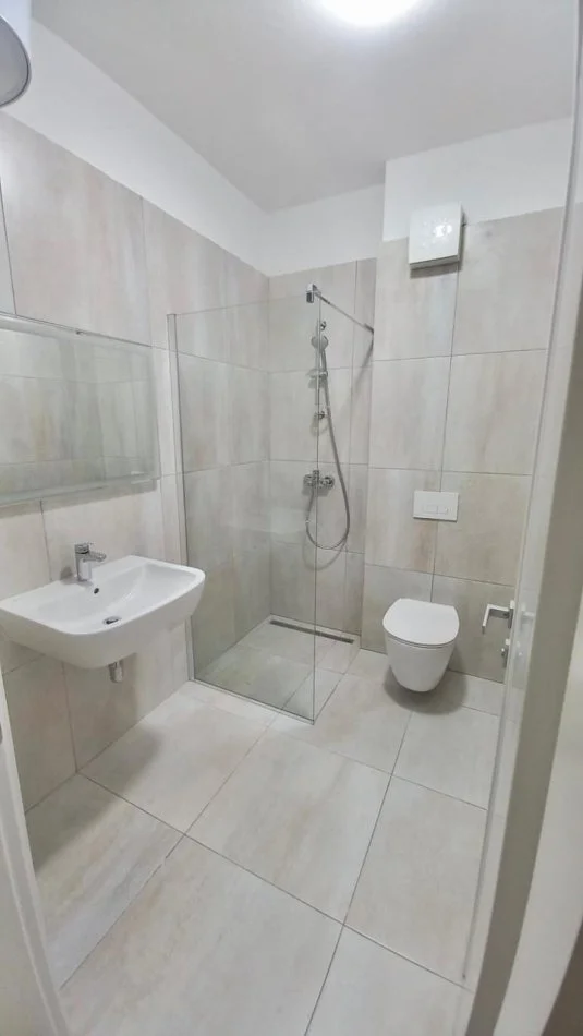 Tirane, jepet me qera apartament 2+1+Ballkon Kati 2, 95 m² 1.100 € (Liqeni i Thate)