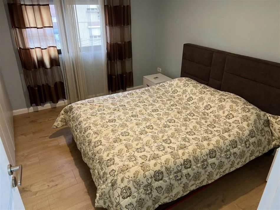 Tirane, jap me qera apartament 1+1+Ballkon Kati 4, 67 m² (Ish Parku i Auobuzave, afer shkolles Naim Frasheri)