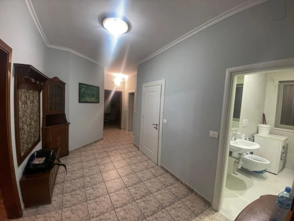 Tirane, jap me qera apartament 2+1+Ballkon Kati 2, 114 m² (Ish Tregu Elektrik)