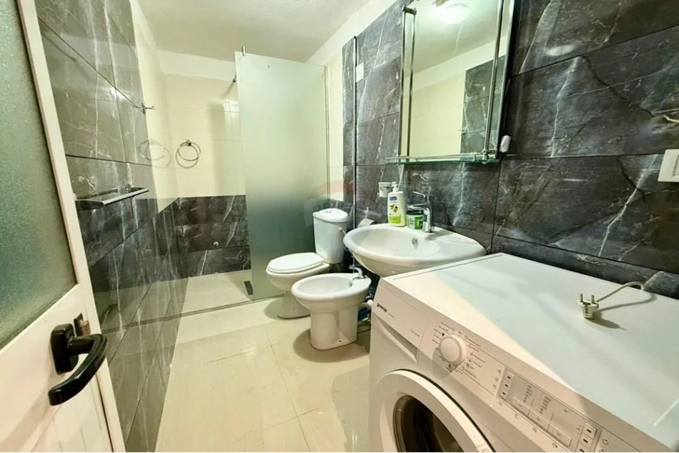 Tirane, jepet me qera apartament duplex 3+1 Kati 1, 175 m² 550 € (Fresk)