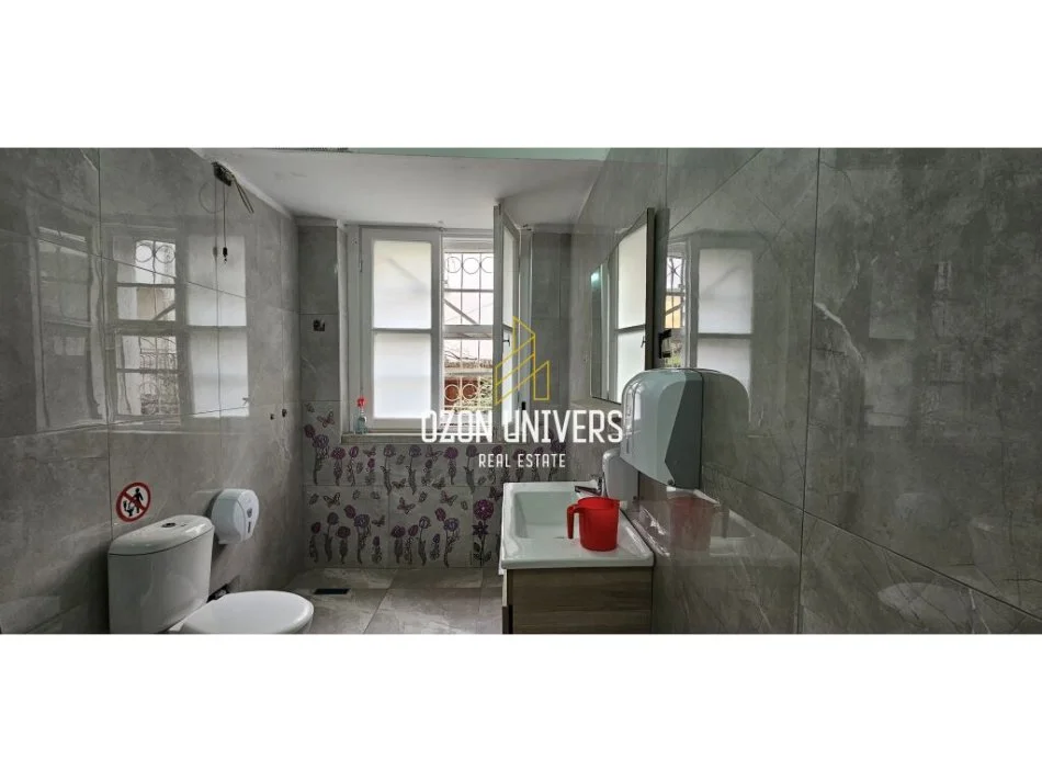 Tirane, jepet me qera ambjent biznesi Kati 0, 209 m² 2.300 €