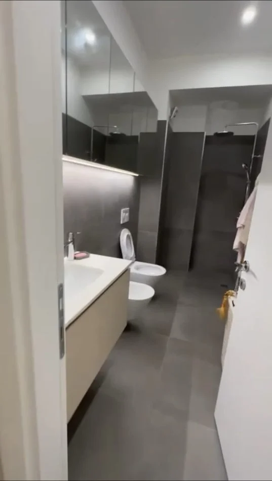 Tirane, jepet me qera apartament 1+1+Ballkon Kati 7, 70 m² 650 € (Shkolla e Kuqe, Rruga Qemal Stafa)