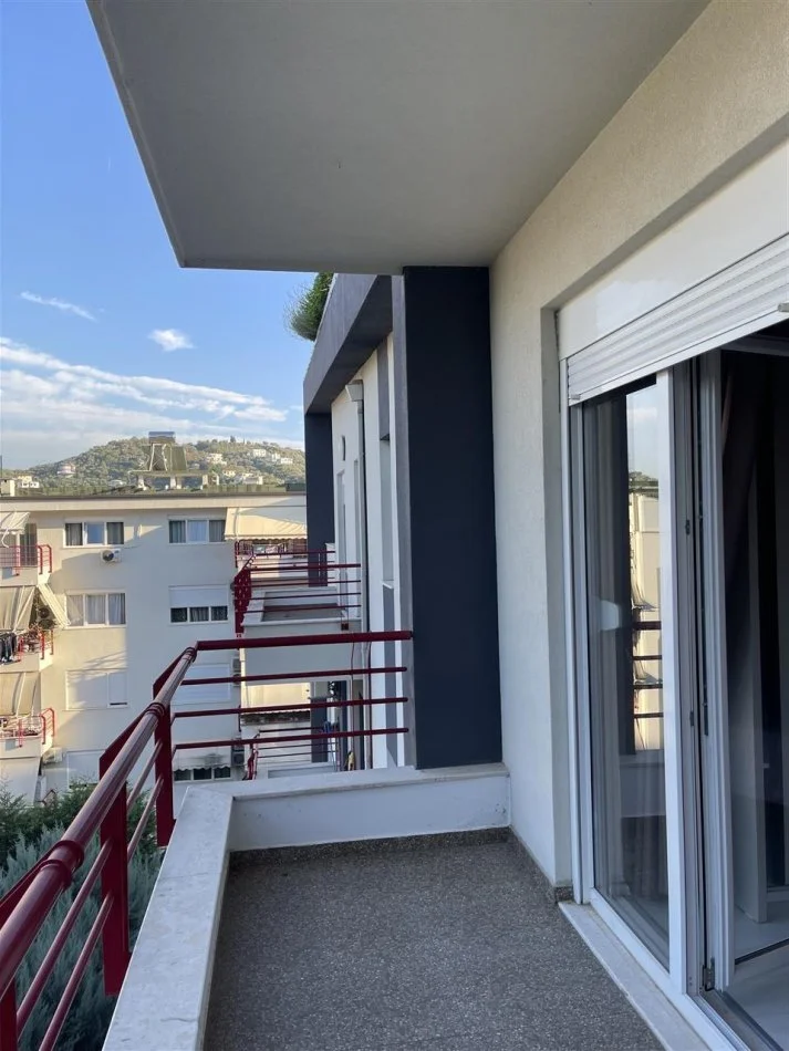 Tirane, jap me qera apartament 3+1+Ballkon Kati 5, 187 m² 1.300 € (Liqeni i Thate)