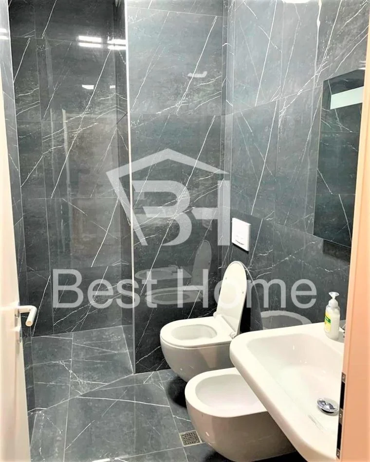 Tirane, jepet me qera apartament 2+1+Ballkon Kati 5, 100 m² 700 € (21 Dhjetori, Kompleksi Kontakt)