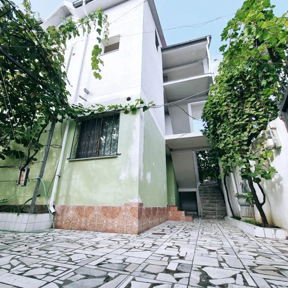 Tirane, jepet me qera apartament 2+1 Kati 1, 75 m² 430 € (Spitali Ushtarak)