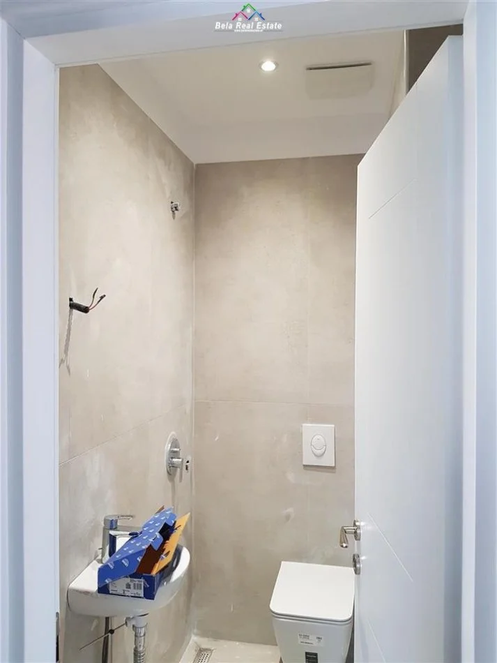 Tirane, jepet me qera zyre Kati 4, 110 m² 850 € (Qender, Rruga e Barrikadave)