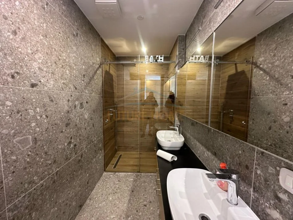 Tirane, jepet me qera apartament 3+1+Aneks+Ballkon Kati 10, 160 m² 2.500 € (garda bllok)