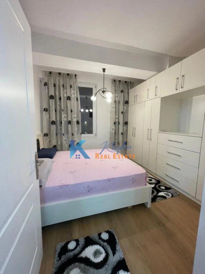 Tirane, jap me qera apartament 1+1 Kati 4, 55 m² (mbi Brrylin, afer pasticeri Tito, rruga Endri Keko)