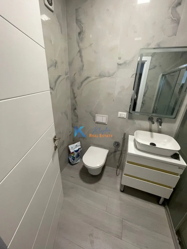 Tirane, jap me qera apartament 1+1+Ballkon Kati 10, 70 m² 580 € (Kompleksi Arlis, ne rrugen e Dibres)