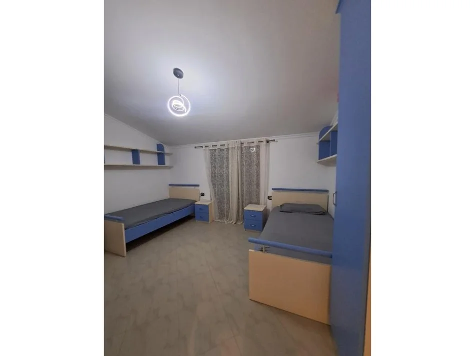 Tirane, jepet me qera apartament 2+1 , 500 € (selite)