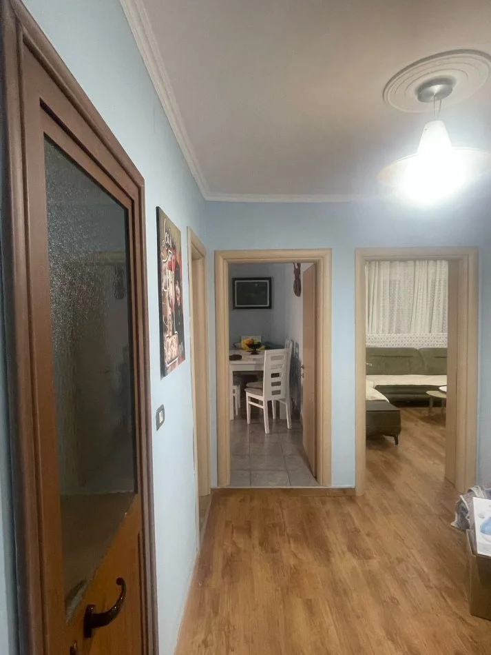 Tirane, jepet me qera apartament 2+1+Ballkon Kati 5, 85 m² 550 € (Kongresi i Tiranes, Prane shkolles "Hasan Vogli")