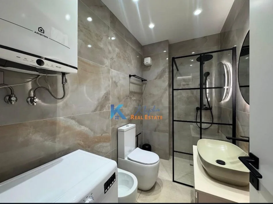 Tirane, jap me qera apartament 2+1+Ballkon Kati 5, 77 m² 900 € (Selvia, prane Supermarket Spar)