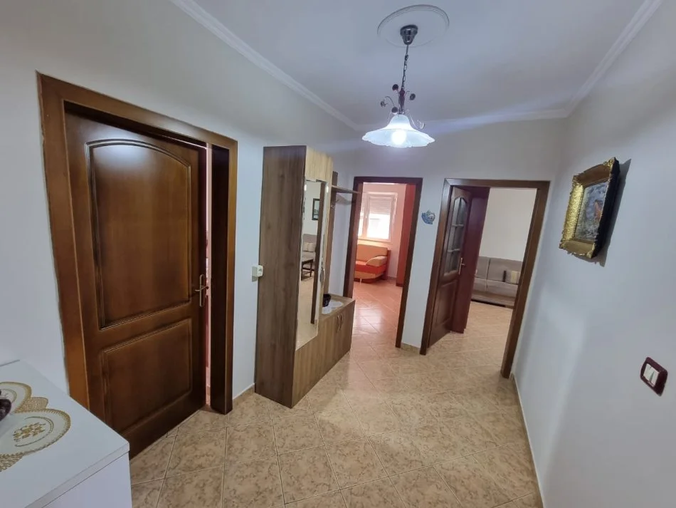 Tirane, jepet me qera apartament 2+1+Ballkon Kati 3, 74 m² 500 € (Rruga Bardhyl, prane Bar Oslo)