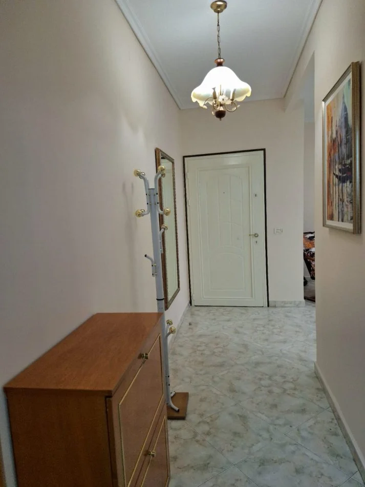 Tirane, jepet me qera apartament 1+1+Ballkon Kati 3, 65 m² 550 € (Komuna e Parisit, prane Kristal Center)