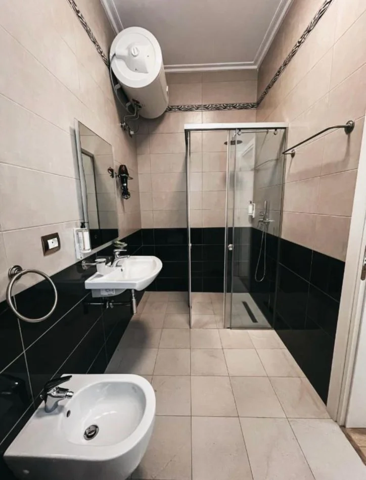 Tirane, jepet me qera hotel , 331 m² 3.200 € (Rruga Ura)