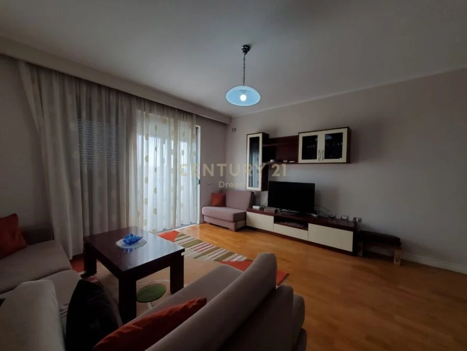 Tirane, jepet me qera apartament 2+1 Kati 7, 165 m² 650 € (Rruga Aleksander Moisiu, prane Ministrise se Kultures)