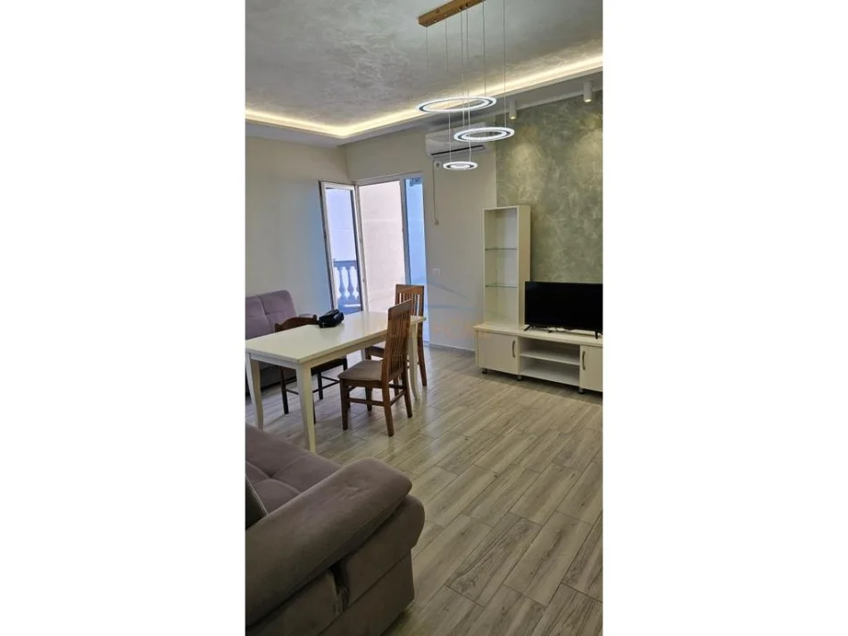 Tirane, shitet apartament 2+1 Kati 5, 200.000 € (RROTA KUQE PLAZH)
