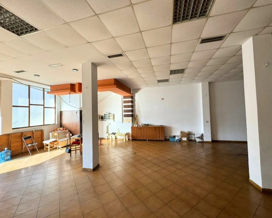 Kavaje, jepet me qera dyqan Kati 1, 120 m² 500 € (Kavaje,qender)