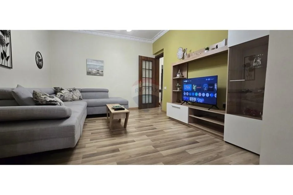 Tirane, jepet me qera apartament 2+1+Aneks+Ballkon , 100 m² 800 € (Pazari i Ri)