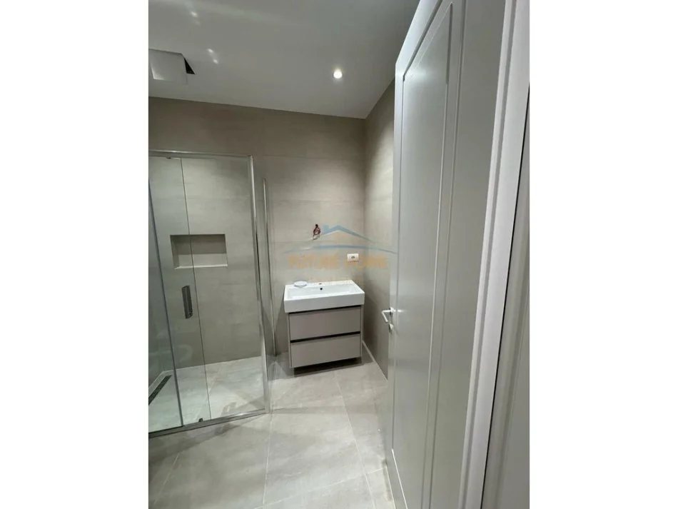 Tirane, jepet me qera apartament 3+1+Aneks+Ballkon Kati 7, 134 m² 2.300 € (Rezidencen Golden Park, prane Air Albania.)