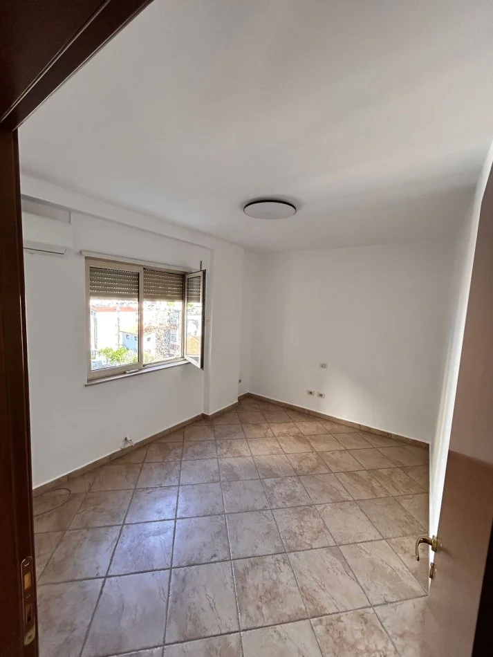 Tirane, jepet me qera zyre Kati 6, 94 m² 600 € (Rruga Fortuzi, prane Hotel Comfort)