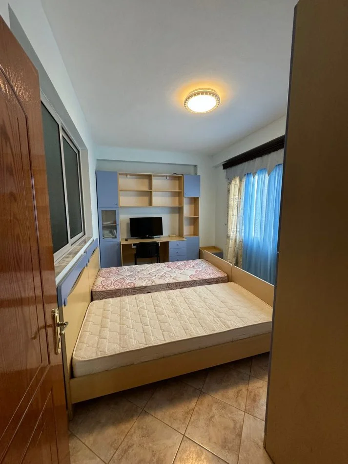 Tirane, jepet me qera apartament 3+1+Ballkon Kati 2, 400 € (thesari, fresk)