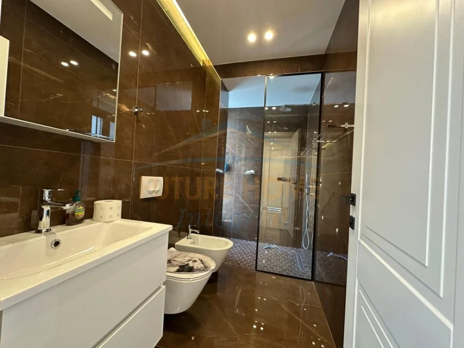 Tirane, jepet me qera Vile , 200 m² 3.500 € (BERZHIT)