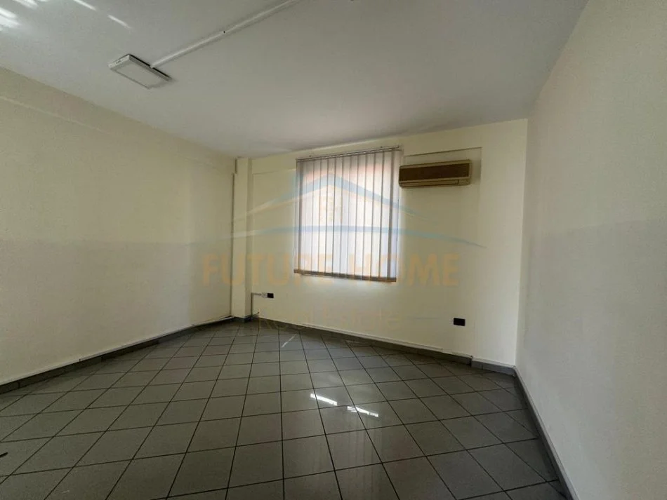 Tirane, jepet me qera Kati 1, 160 m² 1.200 € (RRUGA E DIBRES)