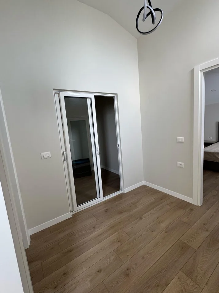 Tirane, jepet me qera Vile 2 Katshe Kati 1, 200 m² 1.500 € (Rruga e Vilave TEG)