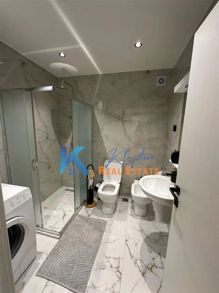 Tirane, jap me qera apartament 1+1+Ballkon Kati 5, 73 m² (Komuna e Parisit)