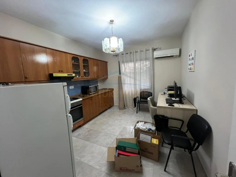 Tirane, jepet me qera Vile , (MJULL BATHORE)